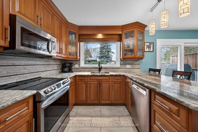 16 Sanderson Drive • Guelph, ON photo 8