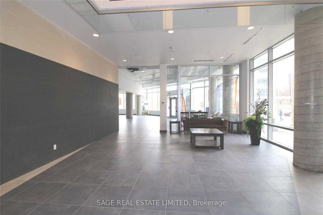 2002 - 158 King Street N