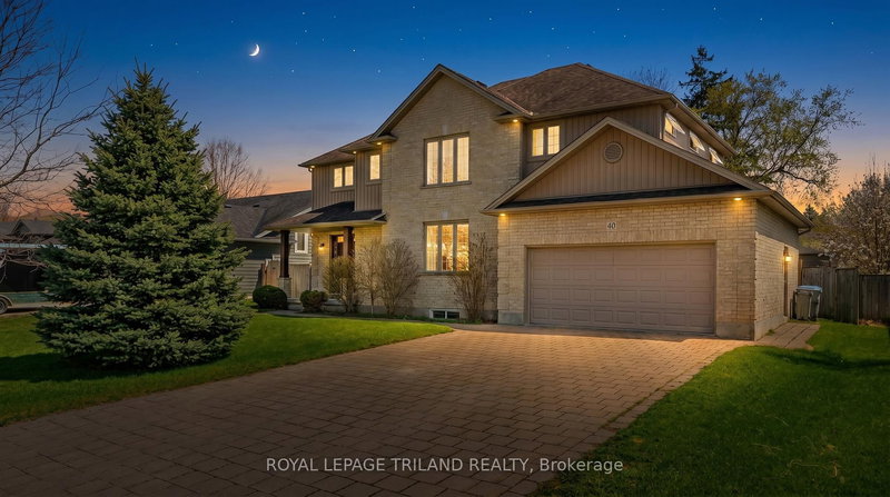 home for sale on 40 FIELDSTONE Crescent