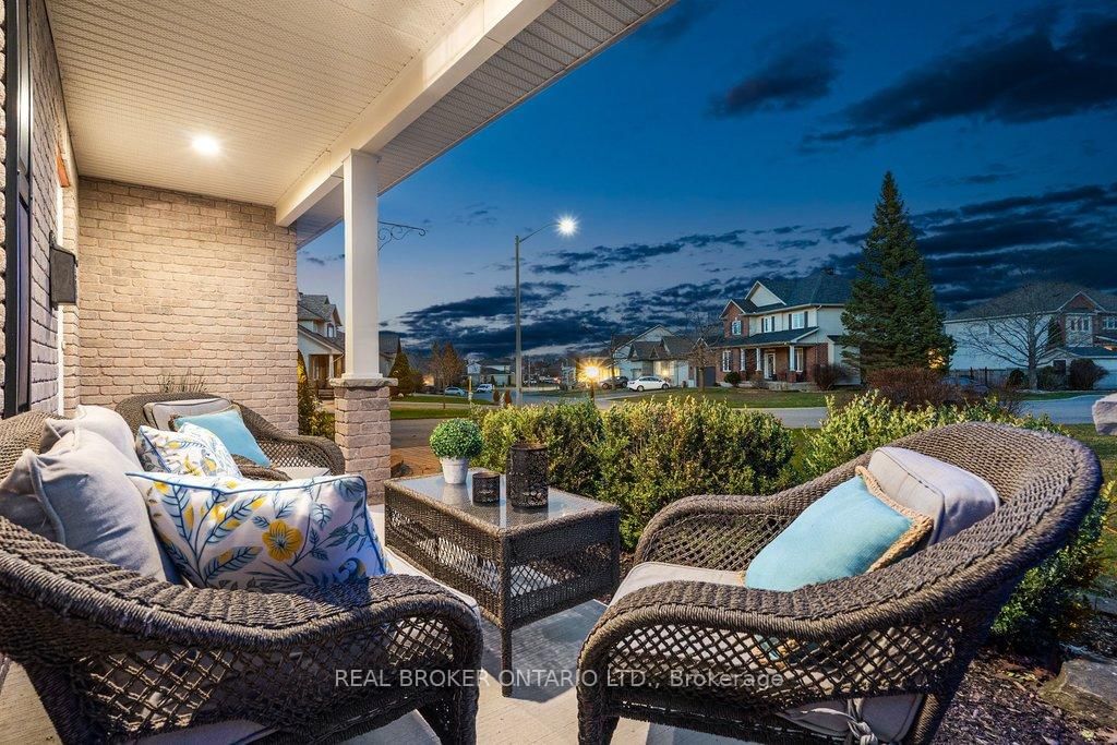 32 Feldspar Crescent • Stittsville, ON photo 5