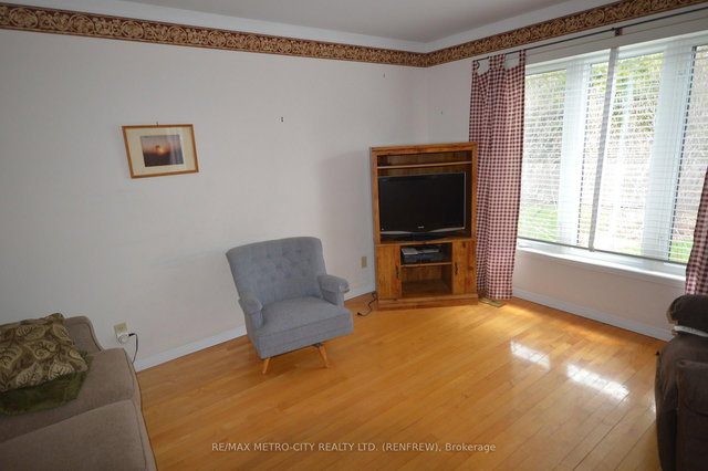 225 Vanier Crescent