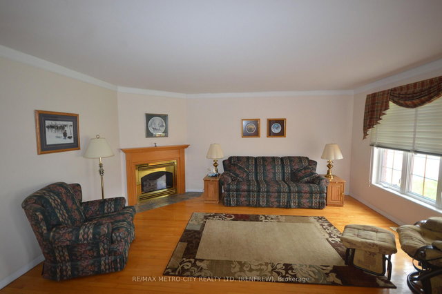 225 Vanier Crescent