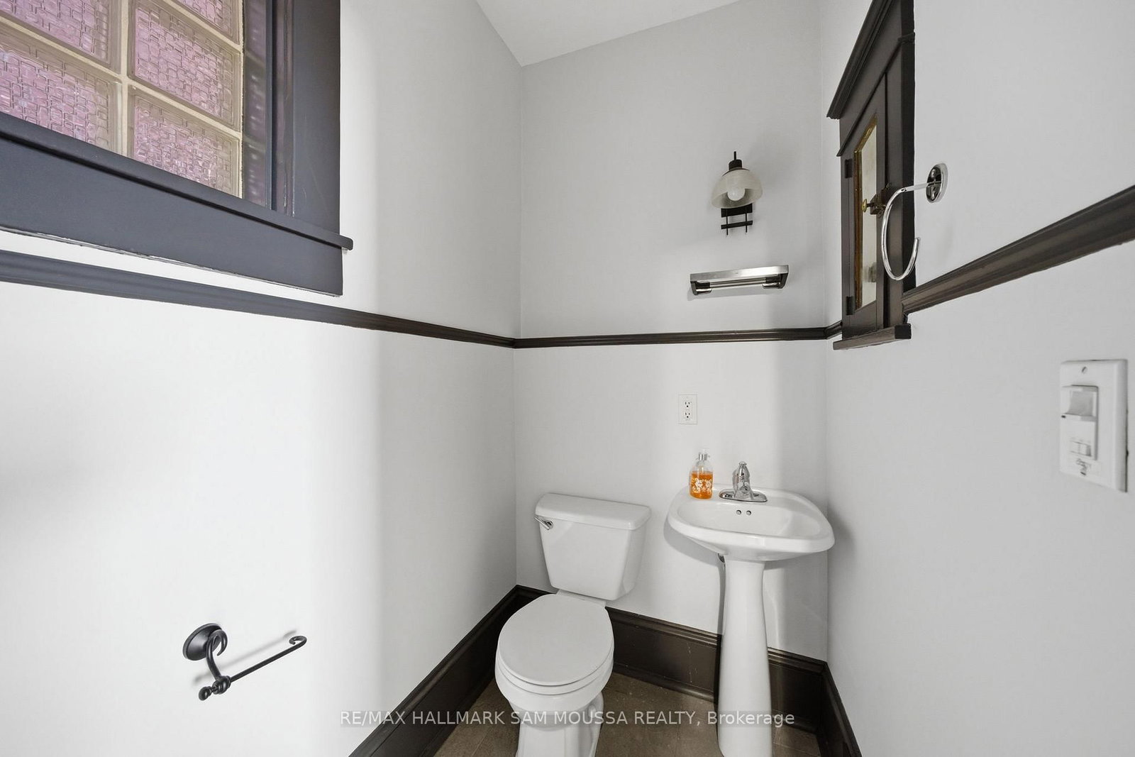 79 Hinton Avenue N - Photo 17