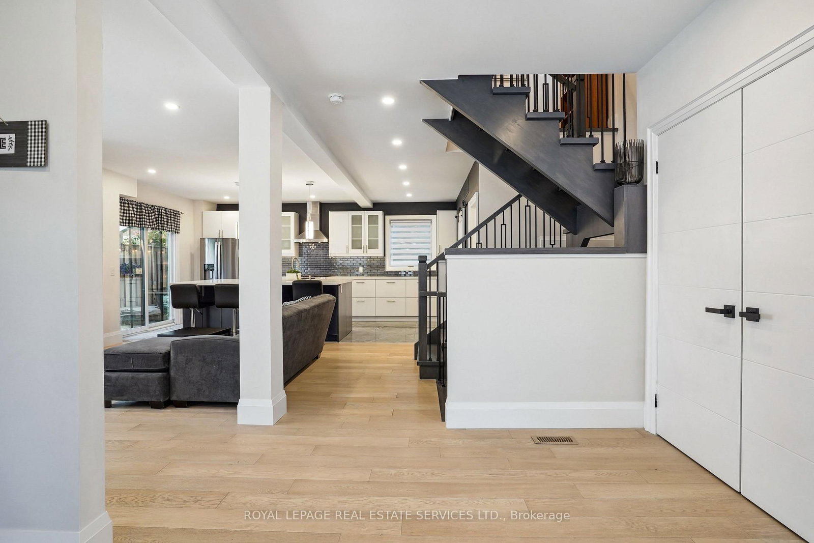 24 Peel Street N - Photo 10