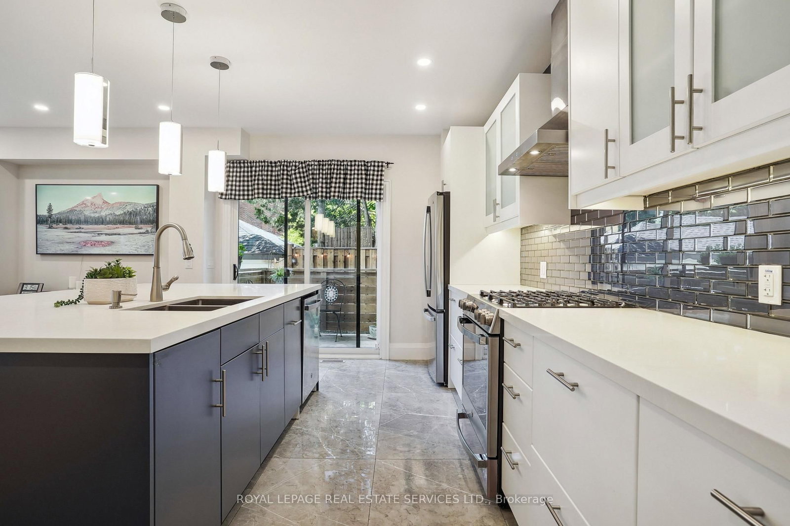 24 Peel Street N - Photo 12