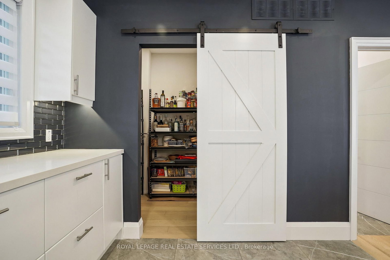 24 Peel Street N - Photo 14