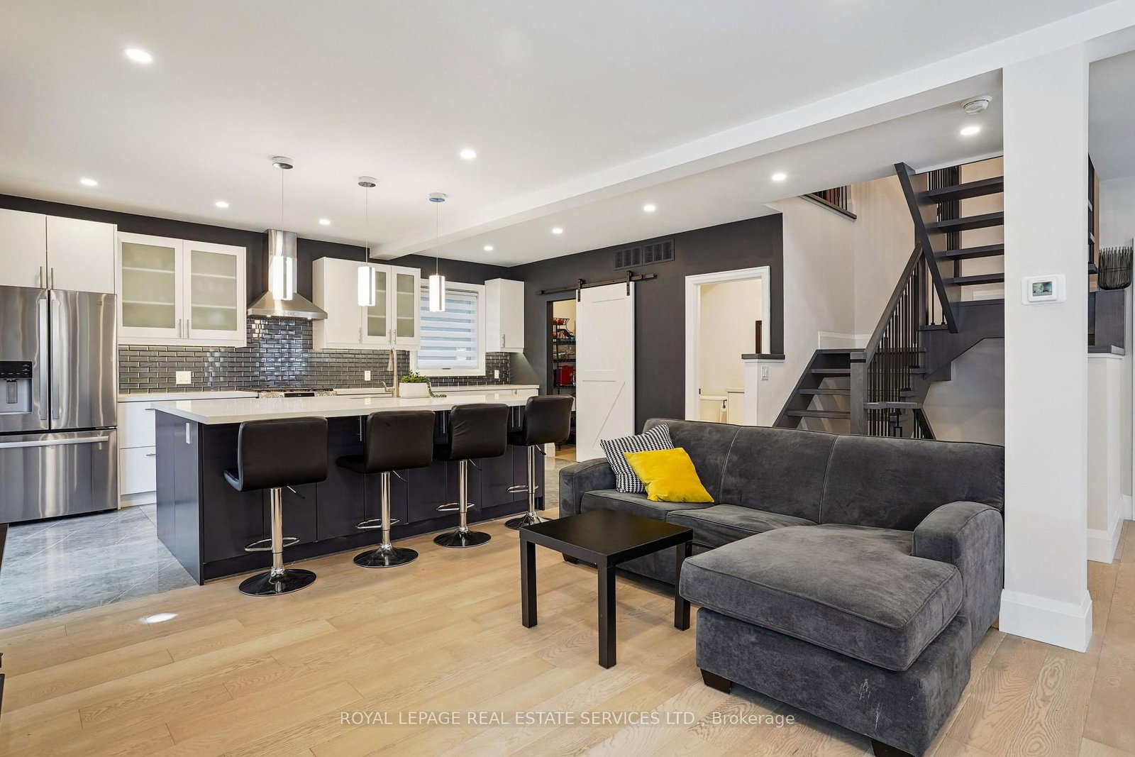 24 Peel Street N - Photo 18