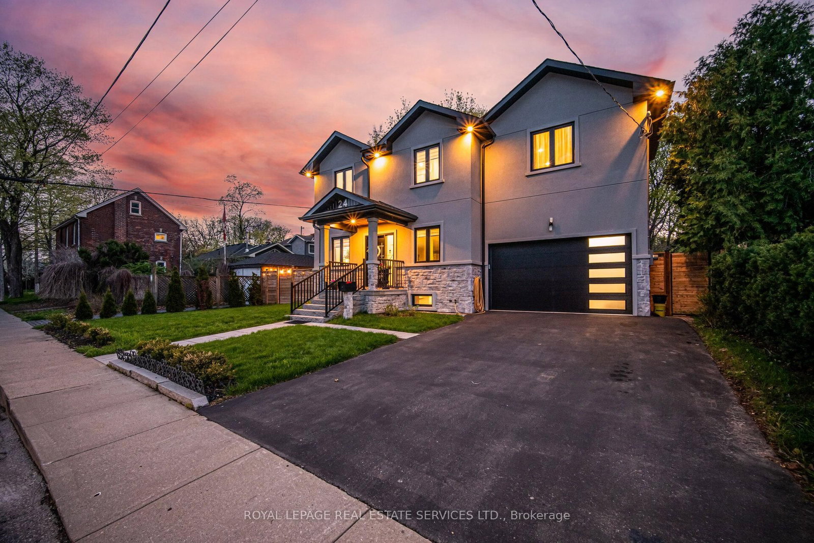 24 Peel Street N - Photo 2