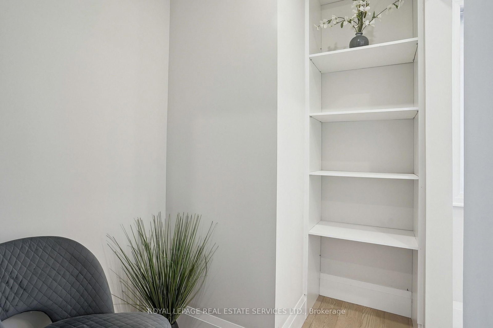 24 Peel Street N - Photo 32