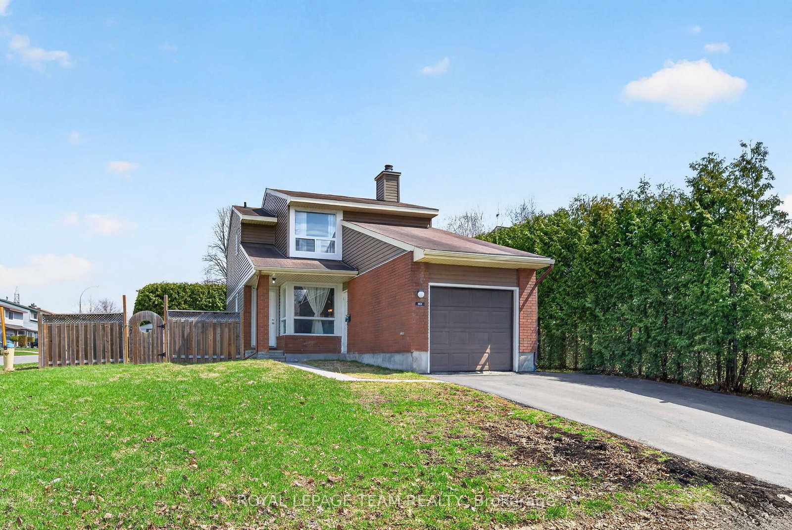 Detached House for sale at 1631 Saxony Crescent, Ottawa, Ontario, K1B 5K8 - Pineview - MLS: X13087766