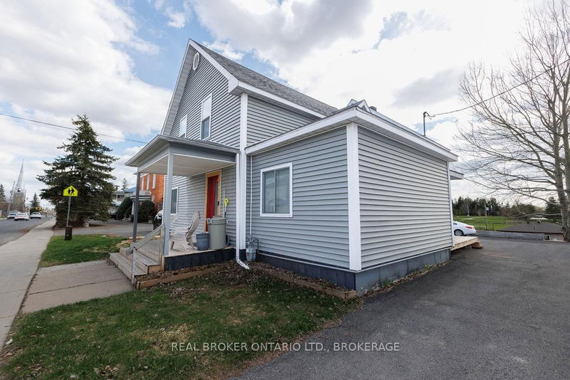 136 Main Street S