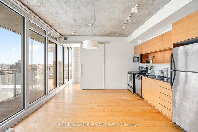 1610 - 324 Laurier Avenue W