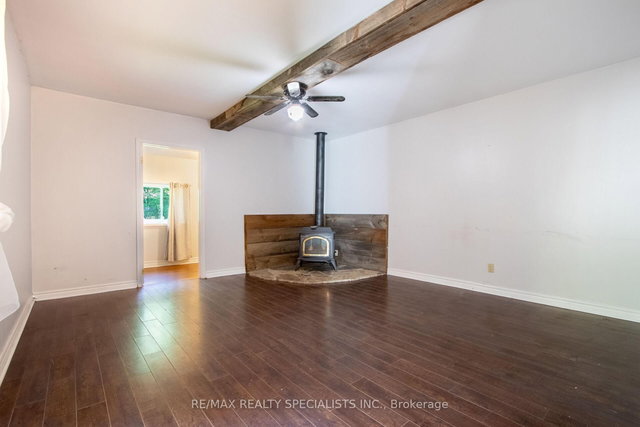 25 Dundas Street W