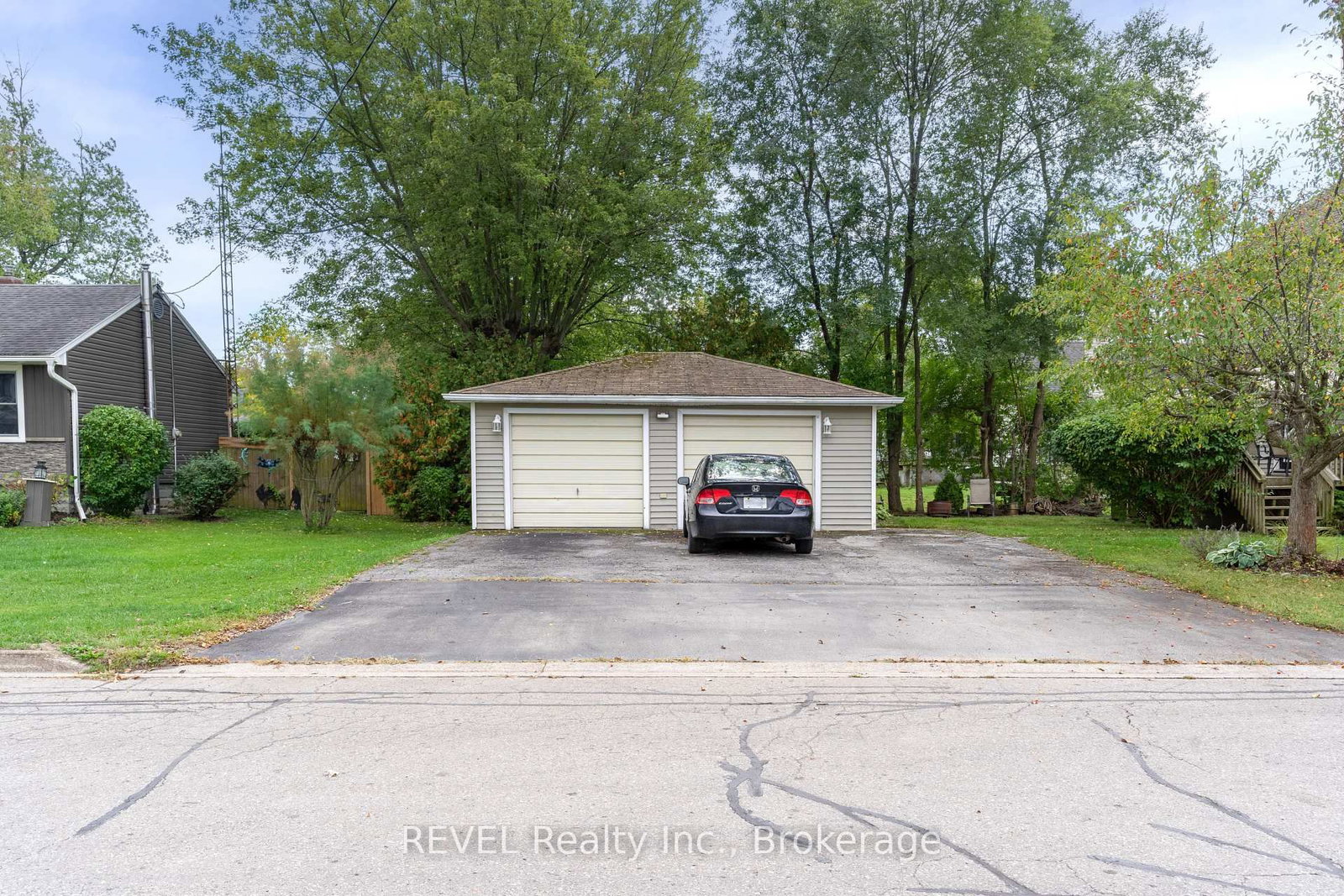 Detached House sold at 32 Bay Avenue, Welland, Ontario, L3B 3G6 - Dain City - MLS: X13090944