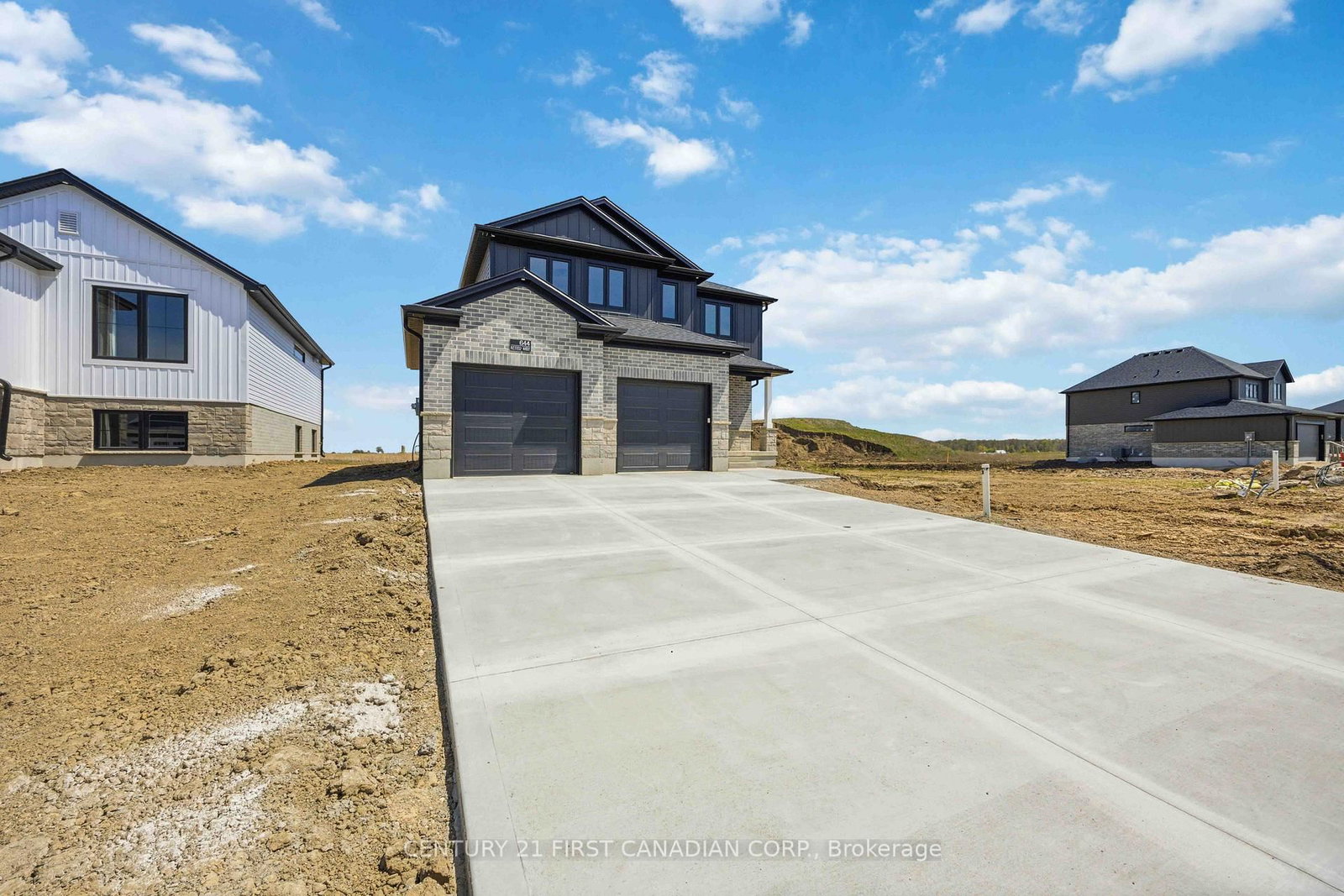 644 Ketter Way • Plympton-Wyoming, ON photo 2
