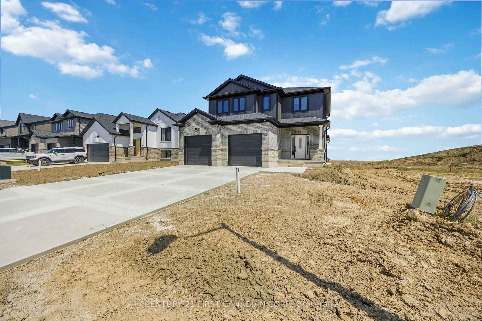 644 Ketter Way • Plympton-Wyoming, ON photo 3