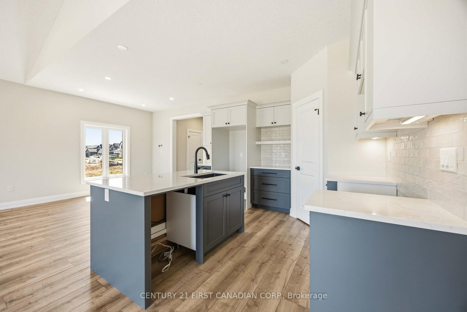 644 Ketter Way • Plympton-Wyoming, ON photo 9