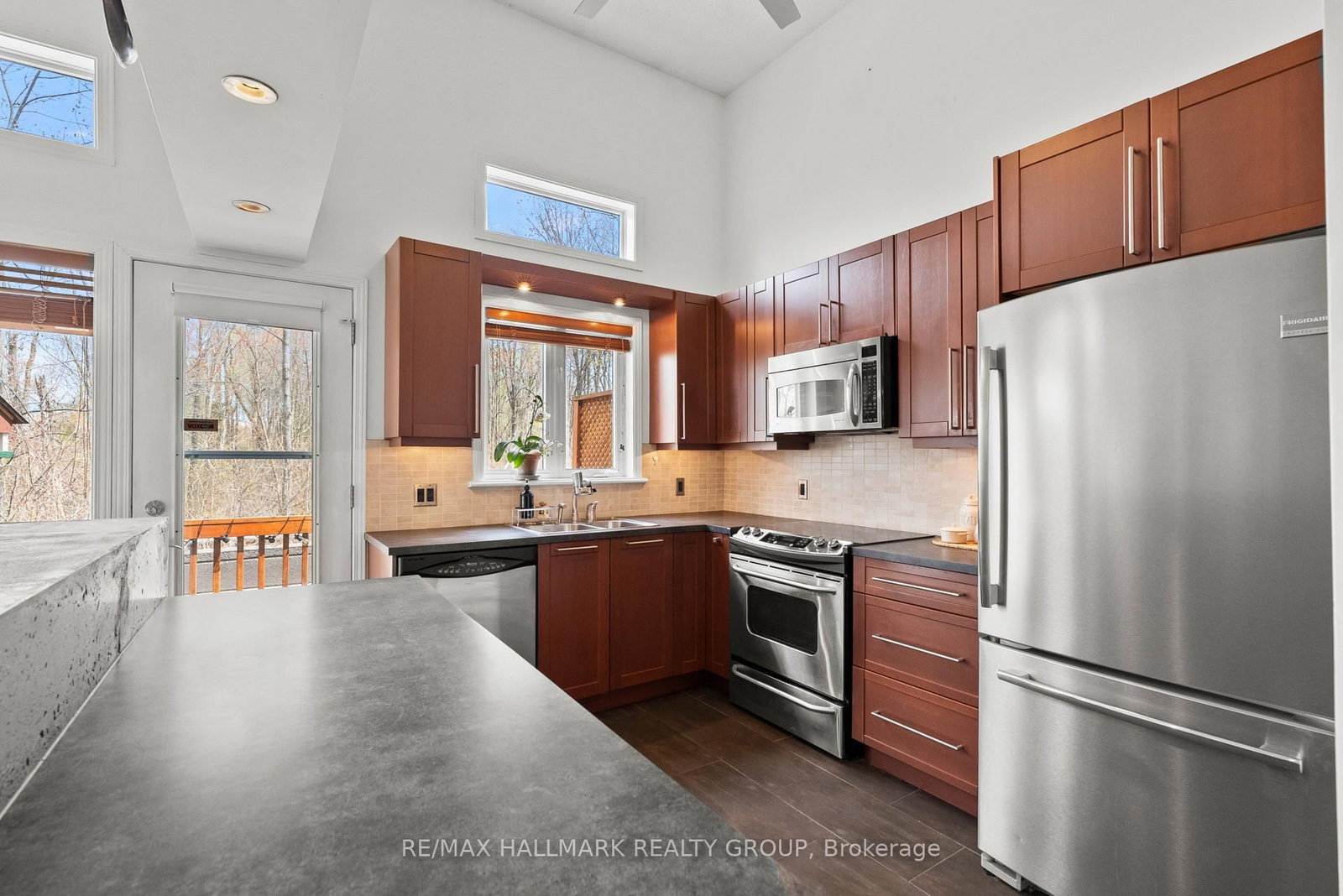 243 Gladeview Private • Ottawa, ON photo 12