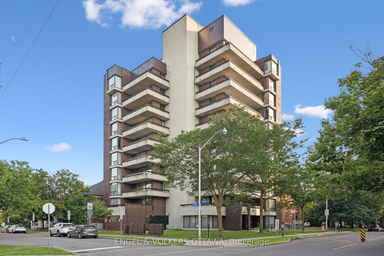400 Laurier Avenue E