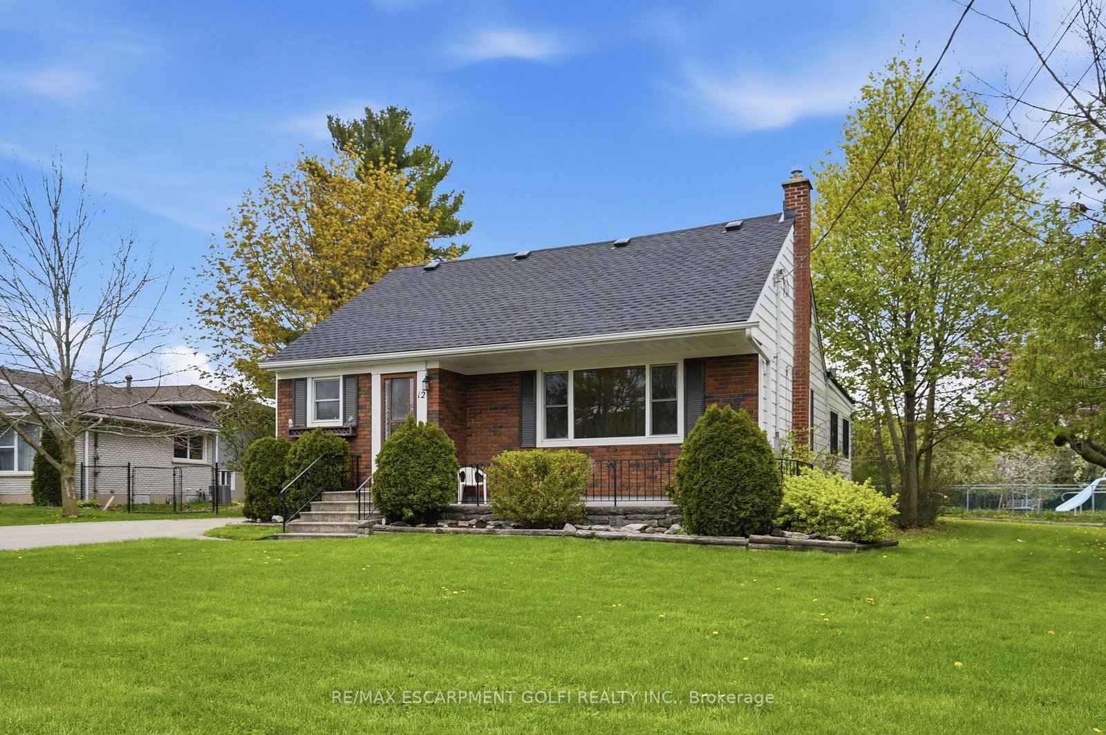 Detached House for sale at 12 Valley Road, St. Catharines, Ontario, L2S 1Y6 - Rykert/Vansickle - MLS: X13093496