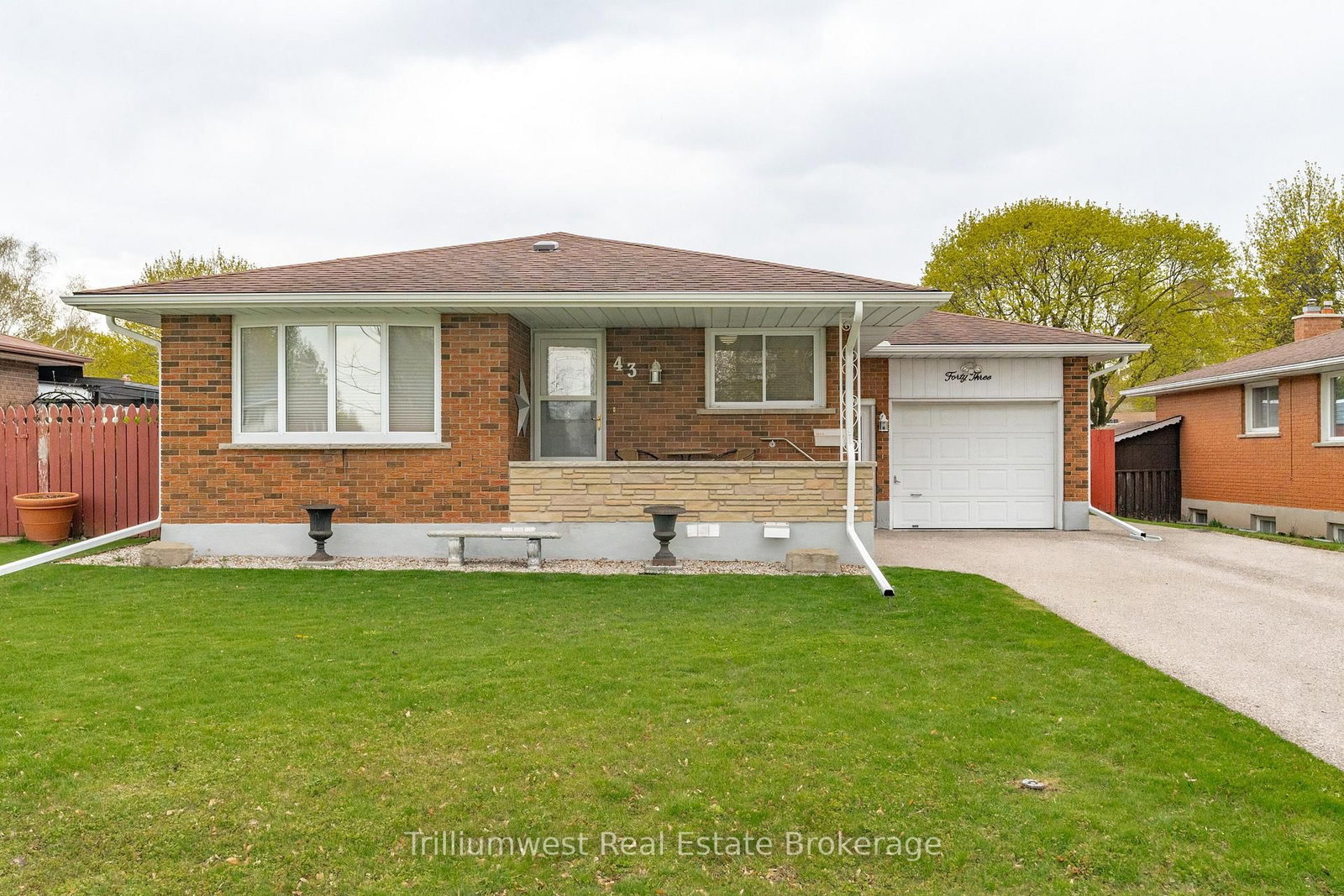 Detached House for sale at 43 Tupper Crescent, Kitchener, Ontario, N2B 2Y1 - MLS: X13094414