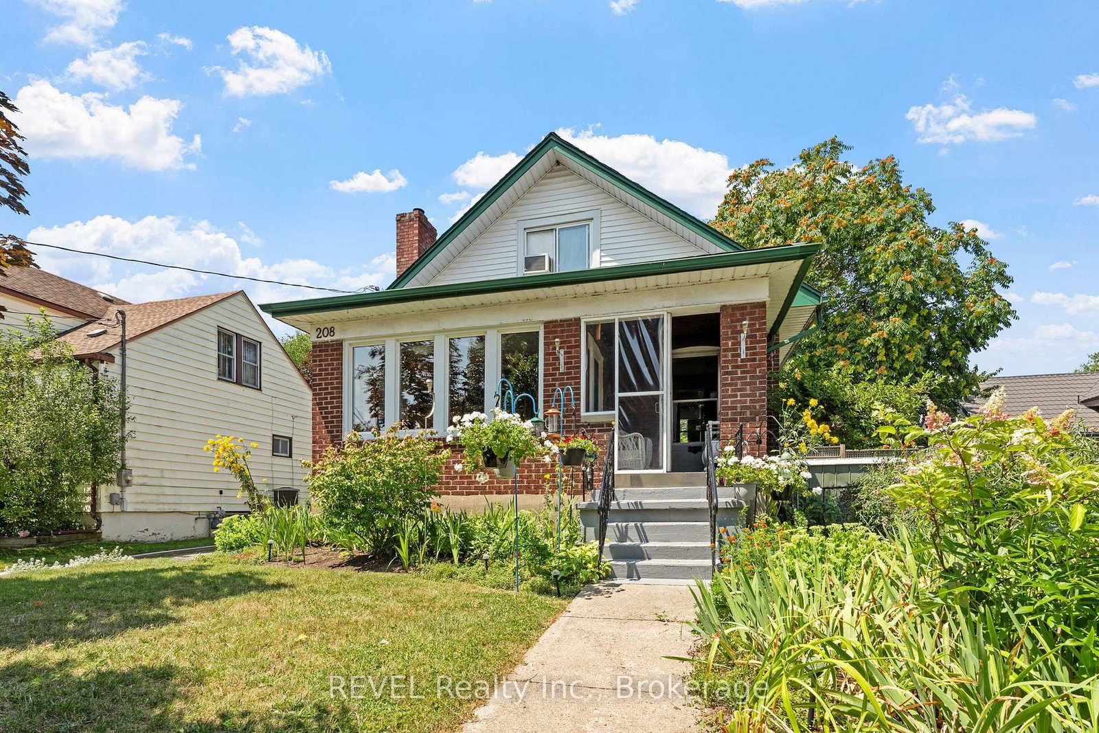 208 NORTH Street • Fort Erie, ON photo 2
