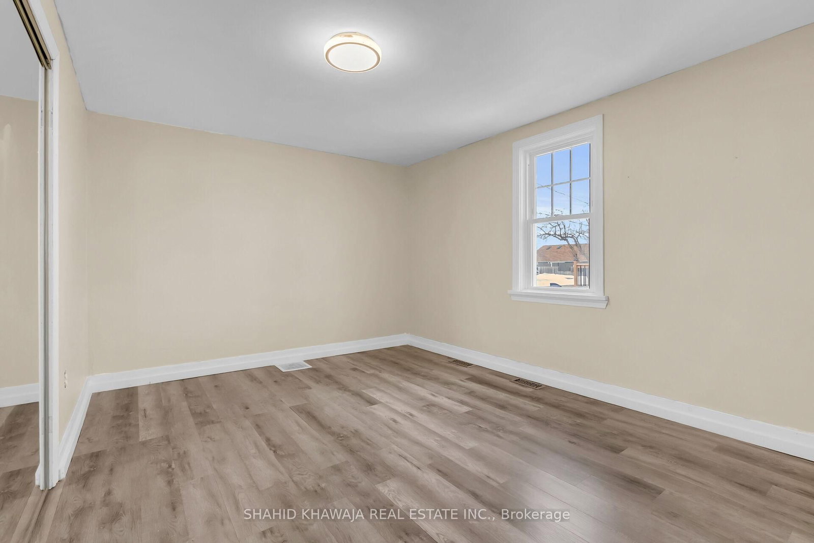 22 Lyons Avenue • Welland, ON photo 17