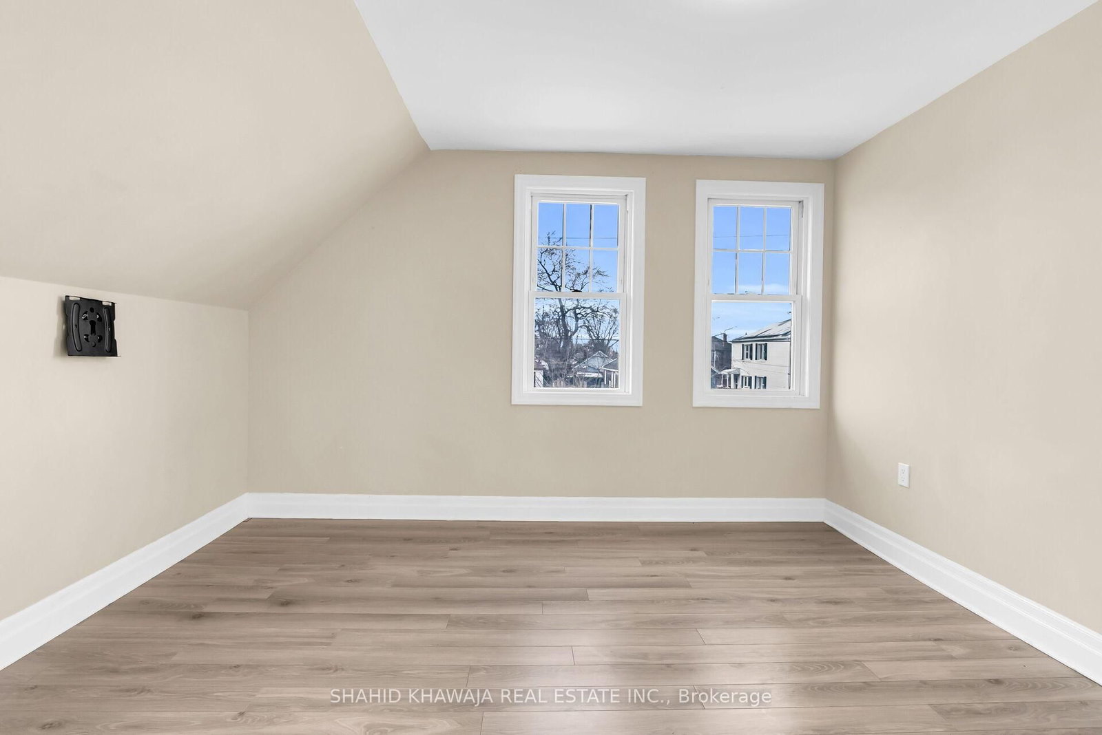 22 Lyons Avenue • Welland, ON photo 39