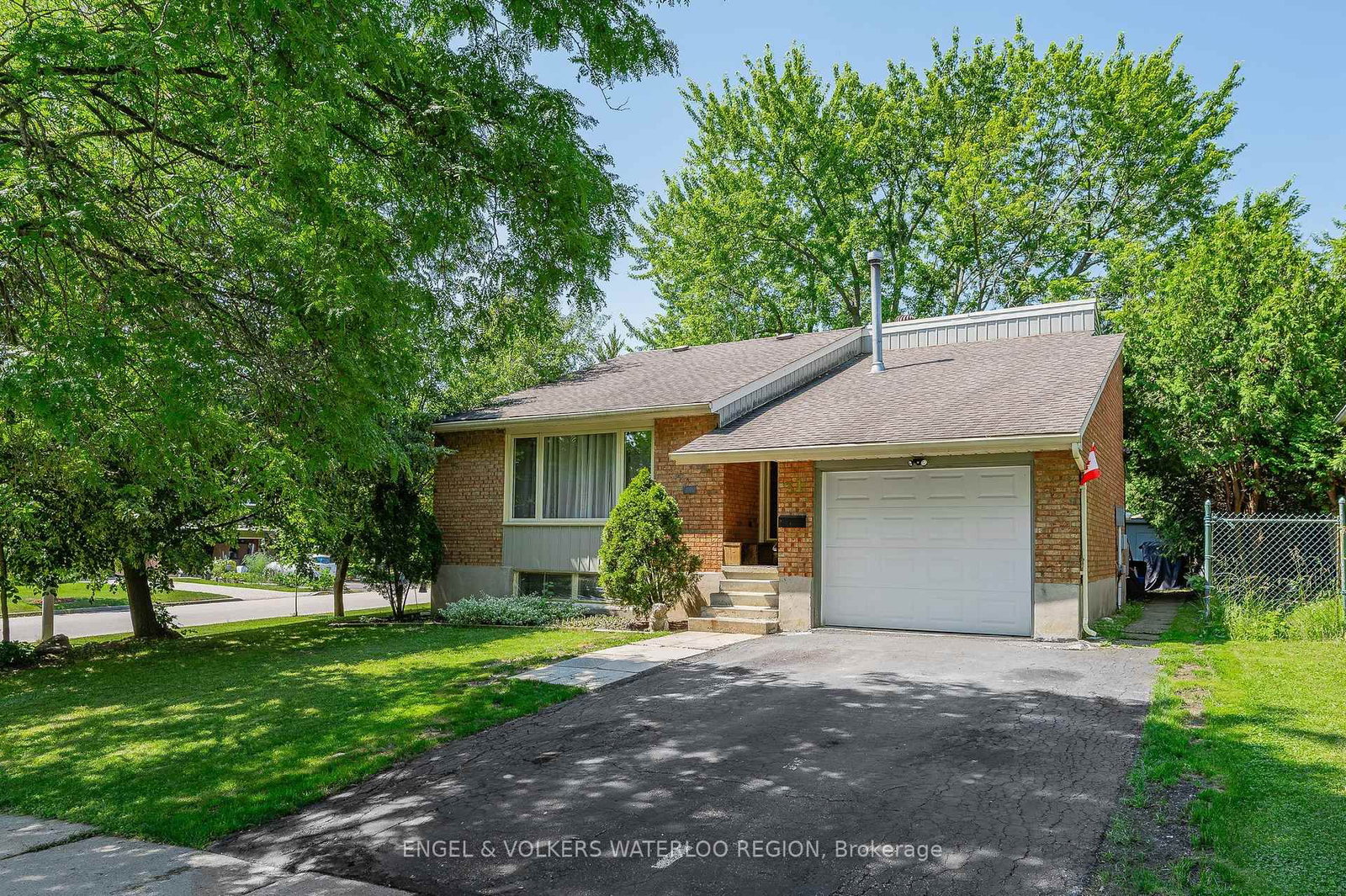 31 Mulberry Lane • Waterloo, ON photo 2