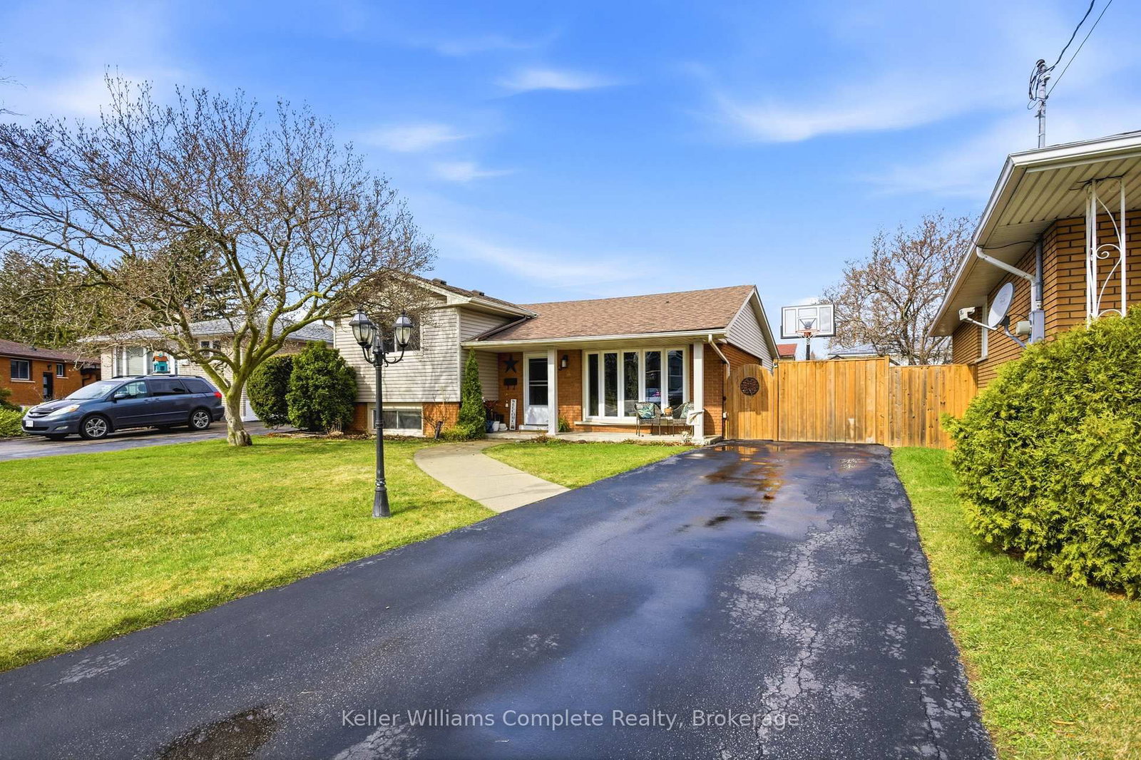 Detached House for sale at 3 Elvia Court, Hamilton, Ontario, L8G 3W8 - Stoney Creek - MLS: X13098214