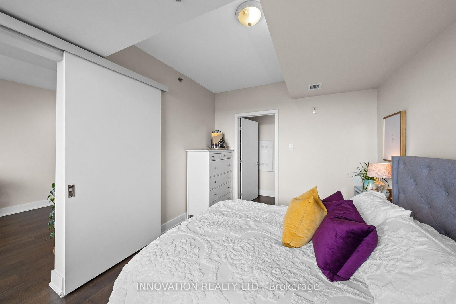 88 Richmond Road, Unit 807 - Photo 16
