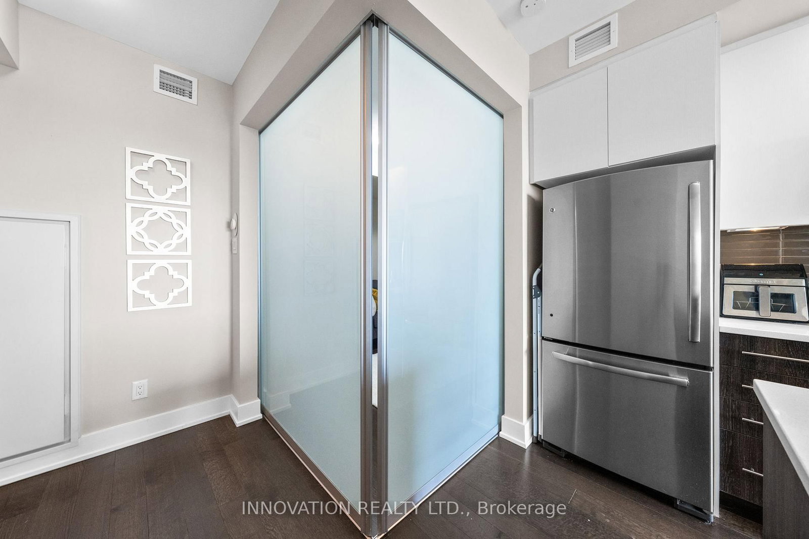 88 Richmond Road, Unit 807 - Photo 22