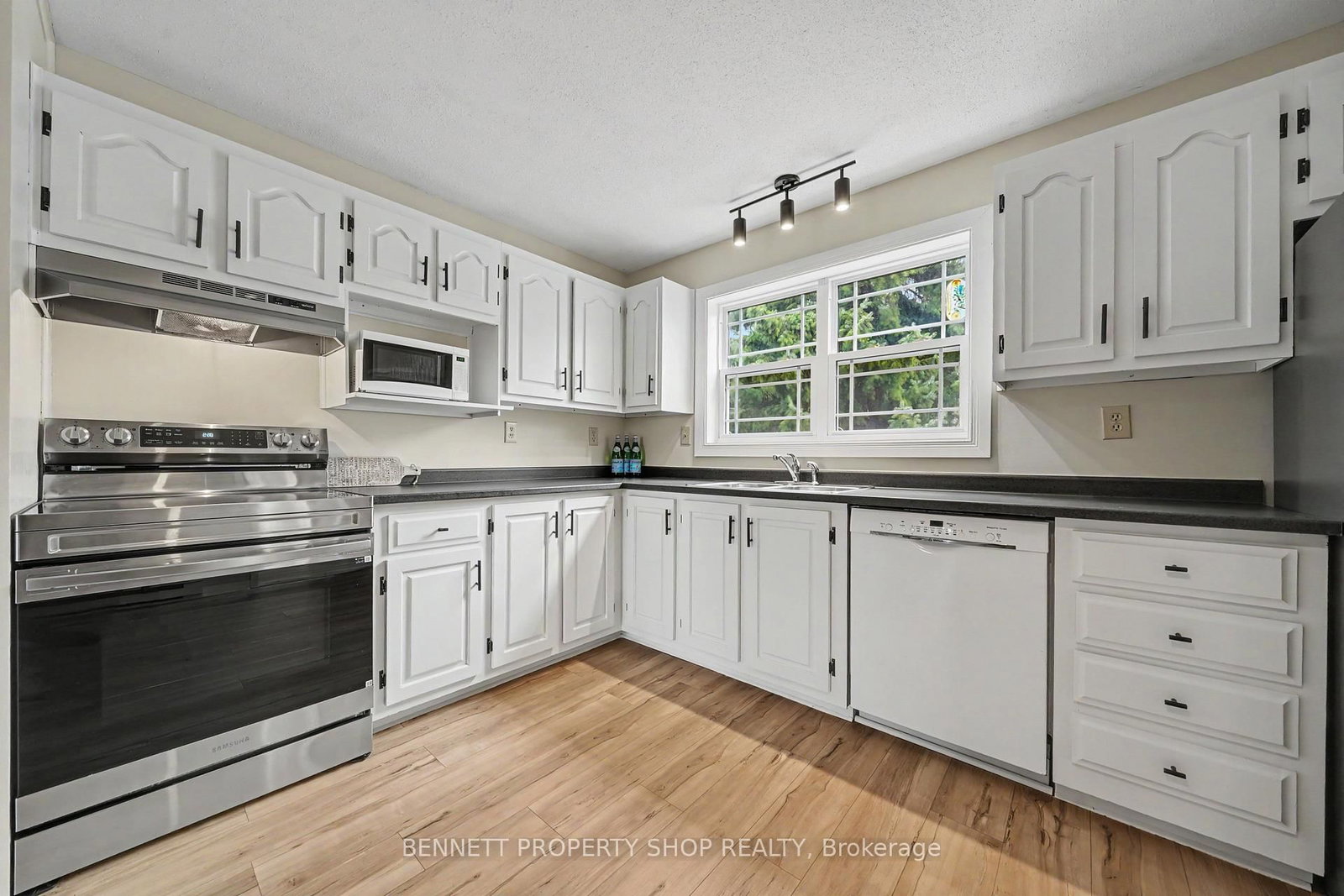 22 Poole Creek Crescent • Stittsville, ON photo 8