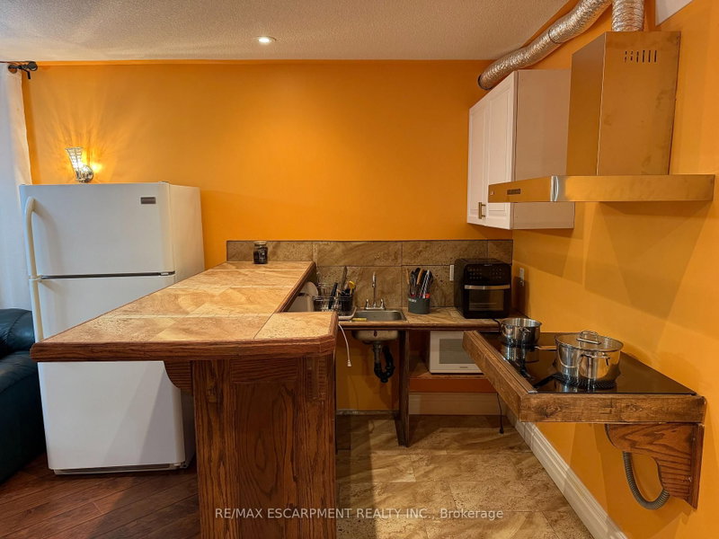 2 PINERIDGE Drive