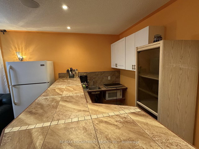 2 PINERIDGE Drive
