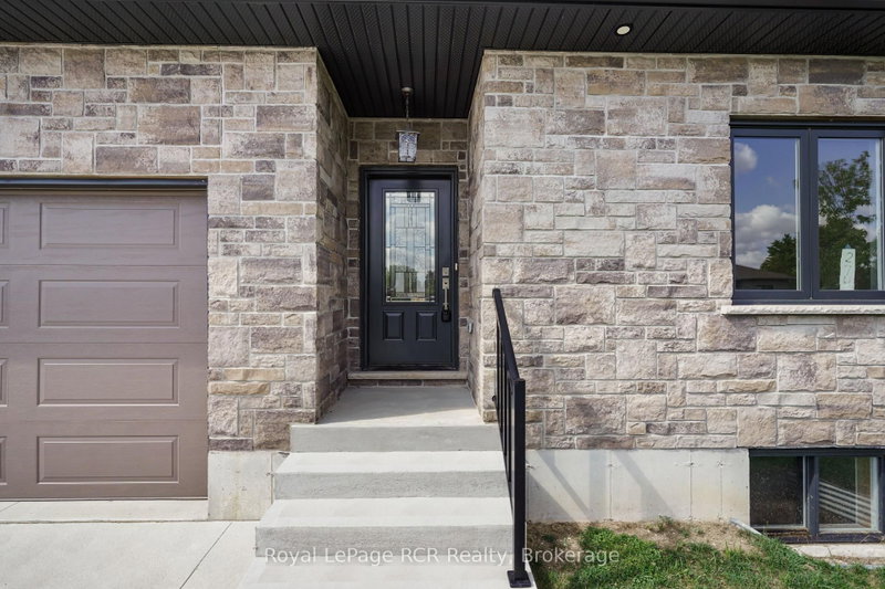 274 Queen Street S