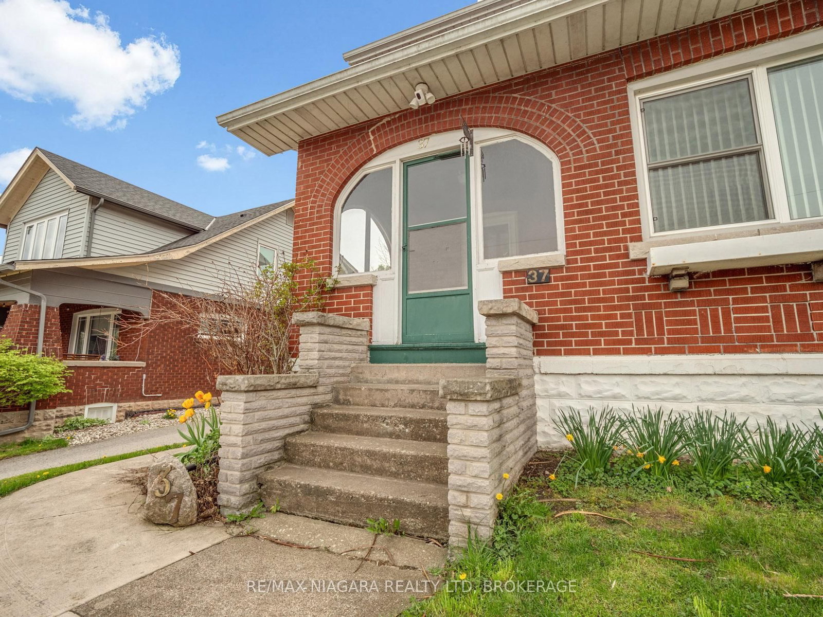 Detached House sold at 37 Highland Avenue, Fort Erie, Ontario, L2A 2X6 - Central - MLS: X13099208