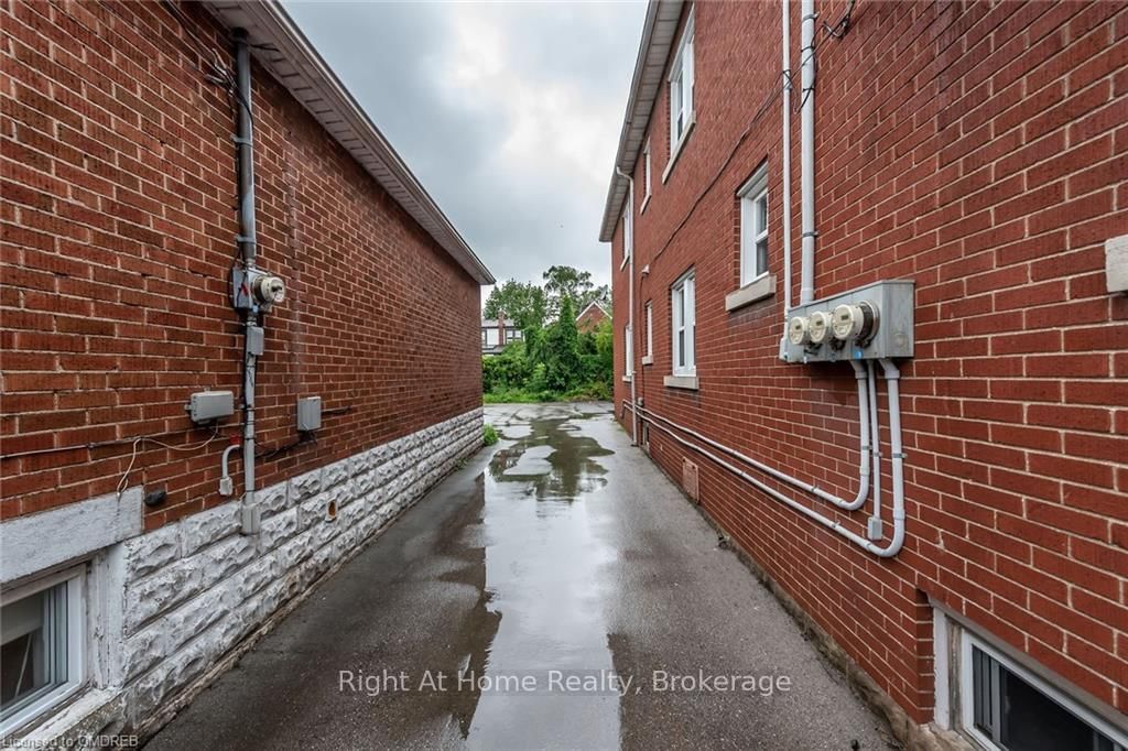 2 Room #1 - 104 LONGWOOD Road S, Hamilton 4