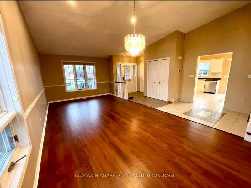 Upper - 7731 Mulhern St, Niagara Falls, L2H 1B4 | Image 3