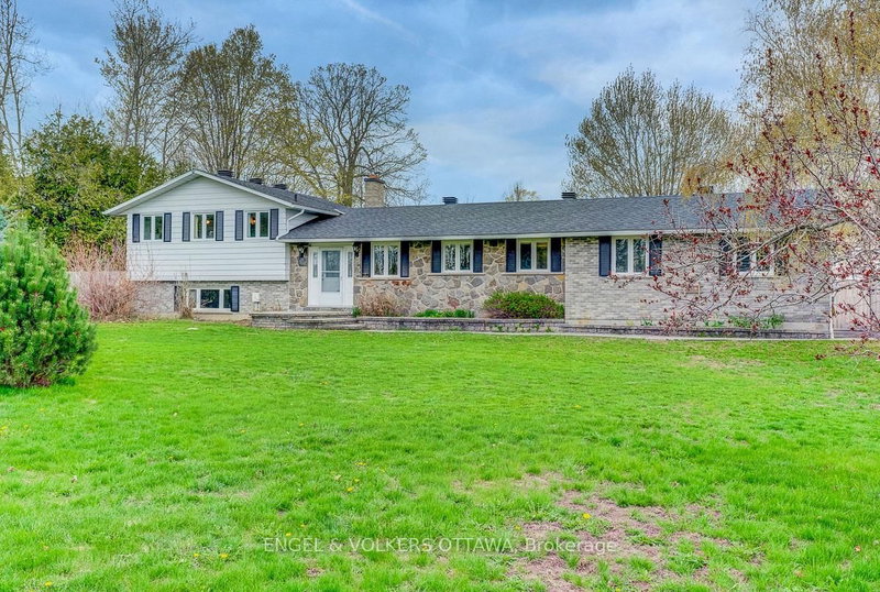 2963 Roger Stevens Drive E, North Gower