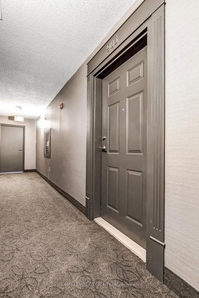 Unit 903 — 549 Ridout Street N — more photos