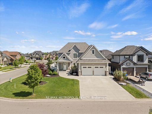 925 Lakewood Crescent