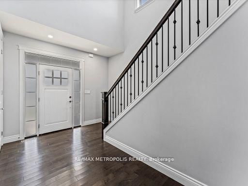 925 Lakewood Crescent
