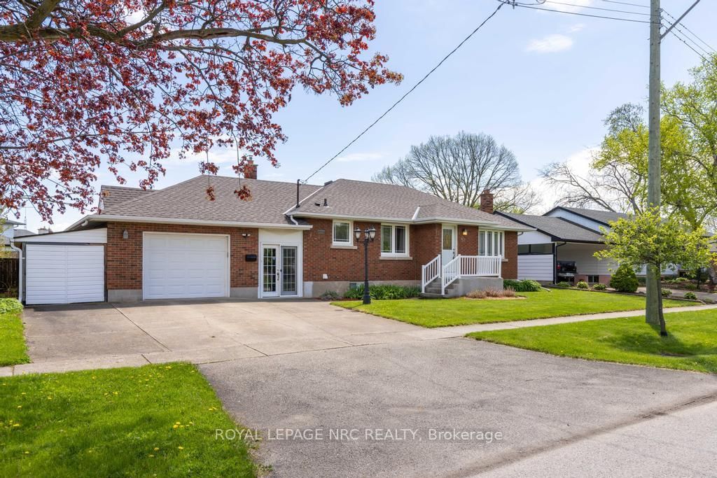 Detached House for sale at 52 White Street, St. Catharines, Ontario, L2N 1Z8 - Vine/Linwell - MLS: X13103172