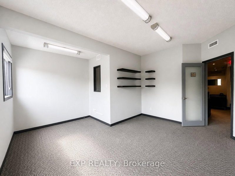 111 Sherwood Dr photo 3