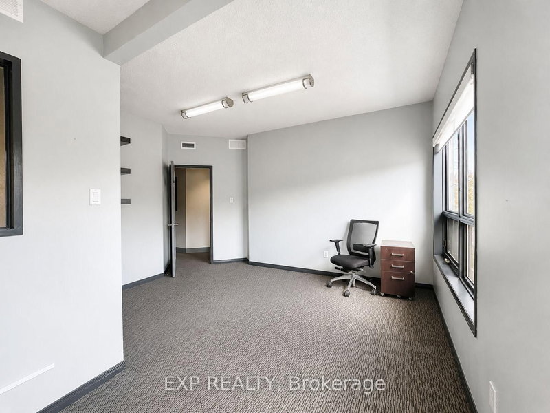 111 Sherwood Dr photo 4
