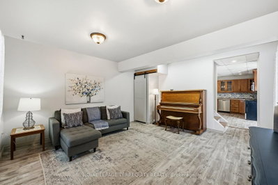 39 Raglan Street S — photo 4