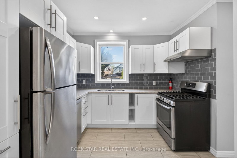 207 Rosslyn Ave, Hamilton — 18