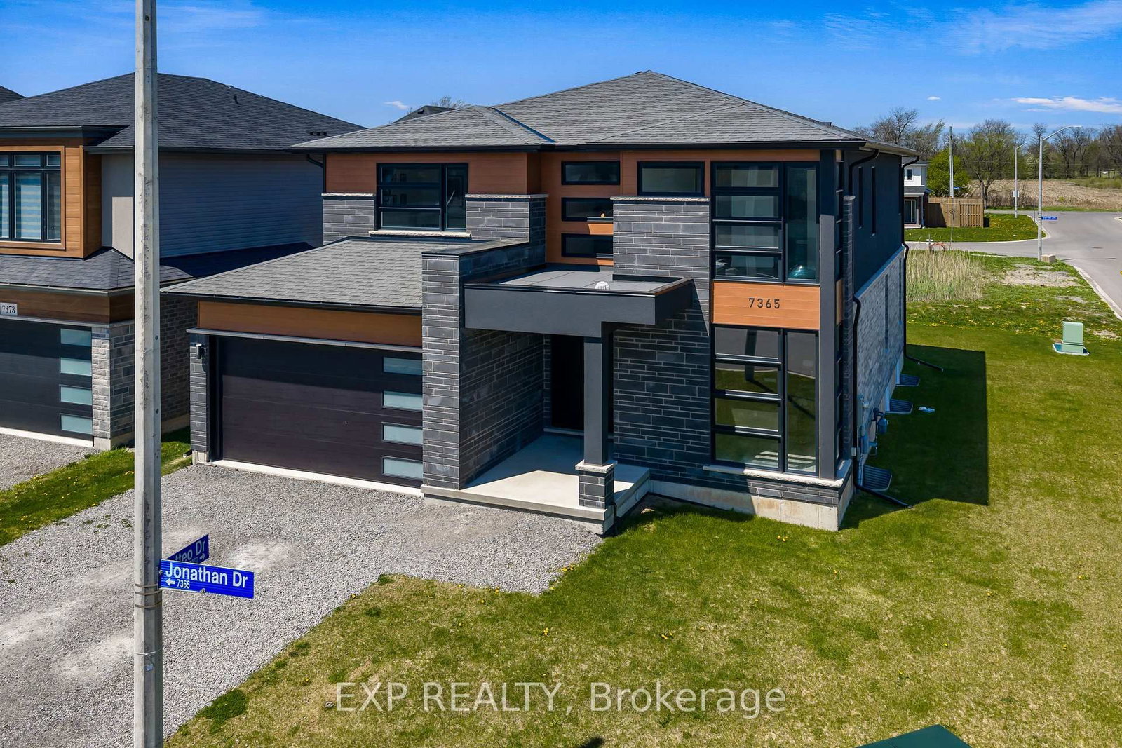 7365 Jonathan Drive • Niagara Falls, ON photo 3
