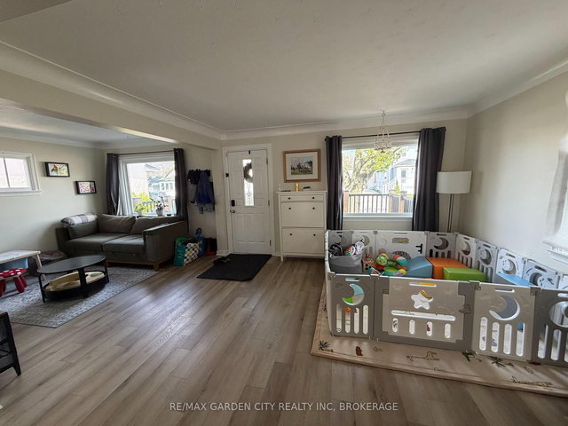 39 Margery Avenue S